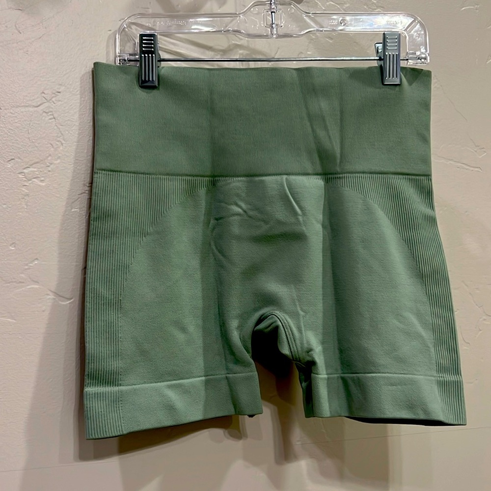 Set Active Seamless Bike Shorts . Light moss color Size M